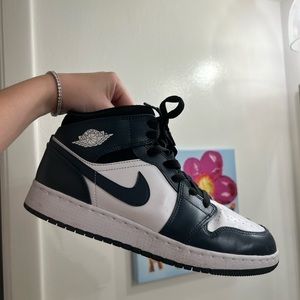 Jordan 1 Mids
